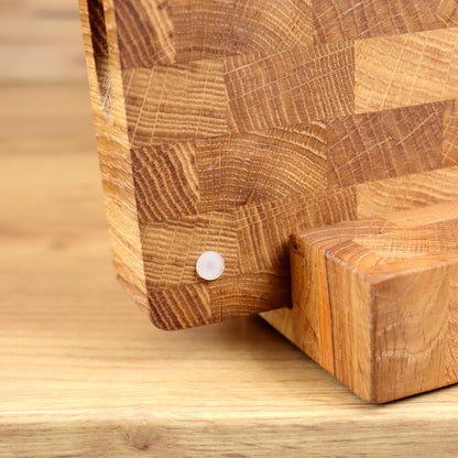 B4K® Snijplank met standaard van eikenhout, 45 × 30 × 4 cm, massief hakblok, antibacteriële hersenhouten plank met handgrepen en siliconen voeten, perfect voor keuken, vlees en barbecue