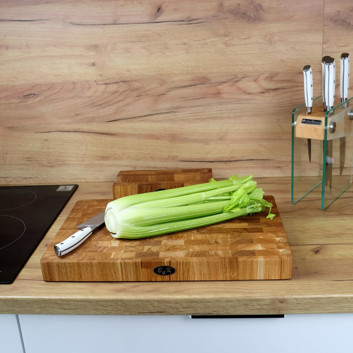 B4K® Snijplank met standaard van eikenhout, 45 × 30 × 4 cm, massief hakblok, antibacteriële hersenhouten plank met handgrepen en siliconen voeten, perfect voor keuken, vlees en barbecue