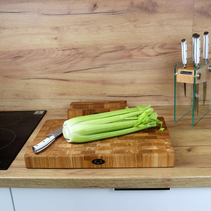 B4K® Snijplank met standaard van eikenhout, 45 × 30 × 4 cm, massief hakblok, antibacteriële hersenhouten plank met handgrepen en siliconen voeten, perfect voor keuken, vlees en barbecue