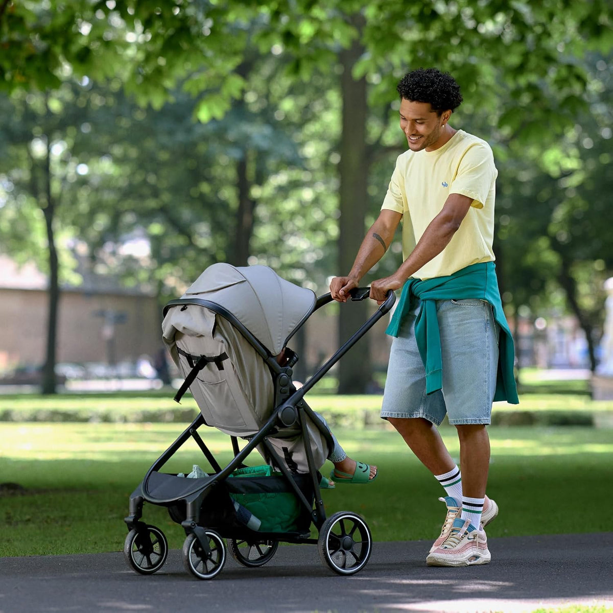 Bebeconfort Breeze Trio, 3 in 1 Kinderwagen Set met Autostoeltje, 0-22 kg (0-4 jaar), Omkeerbaar & Lichtgewicht Combi Wandelwagen, i-Size Autostoeltje, Compact Inklapbaar, Ruime Mand, Mineral Grey