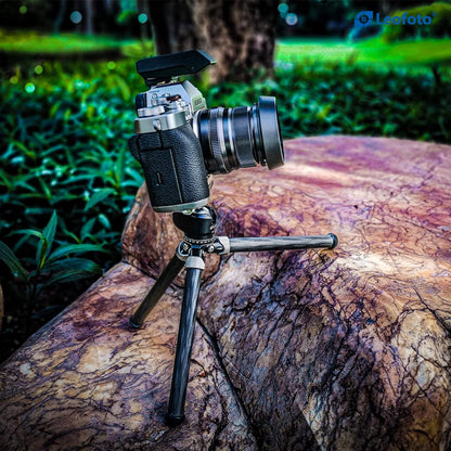 Leofoto MT-02C+LH-22 Tafelblad Statief, Mini Travel, Koolstofvezel, 2 Benen Sectie, 1/4" Statief Montage Stud Ball Head Kit (zwart)