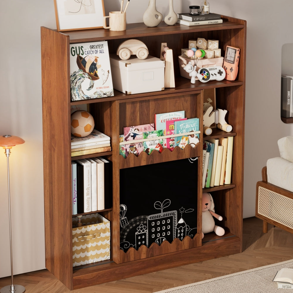 Boekenkast – Boekenrek – Opbergkast – Stellingkast – Vakkenkast – Metalen Boekenkast Retro Bruin – Krijtbord Schuifdeuren – 100 kg Draagkracht – 9 Vakken – Kant-en-klaar – Smal Verticaal Design