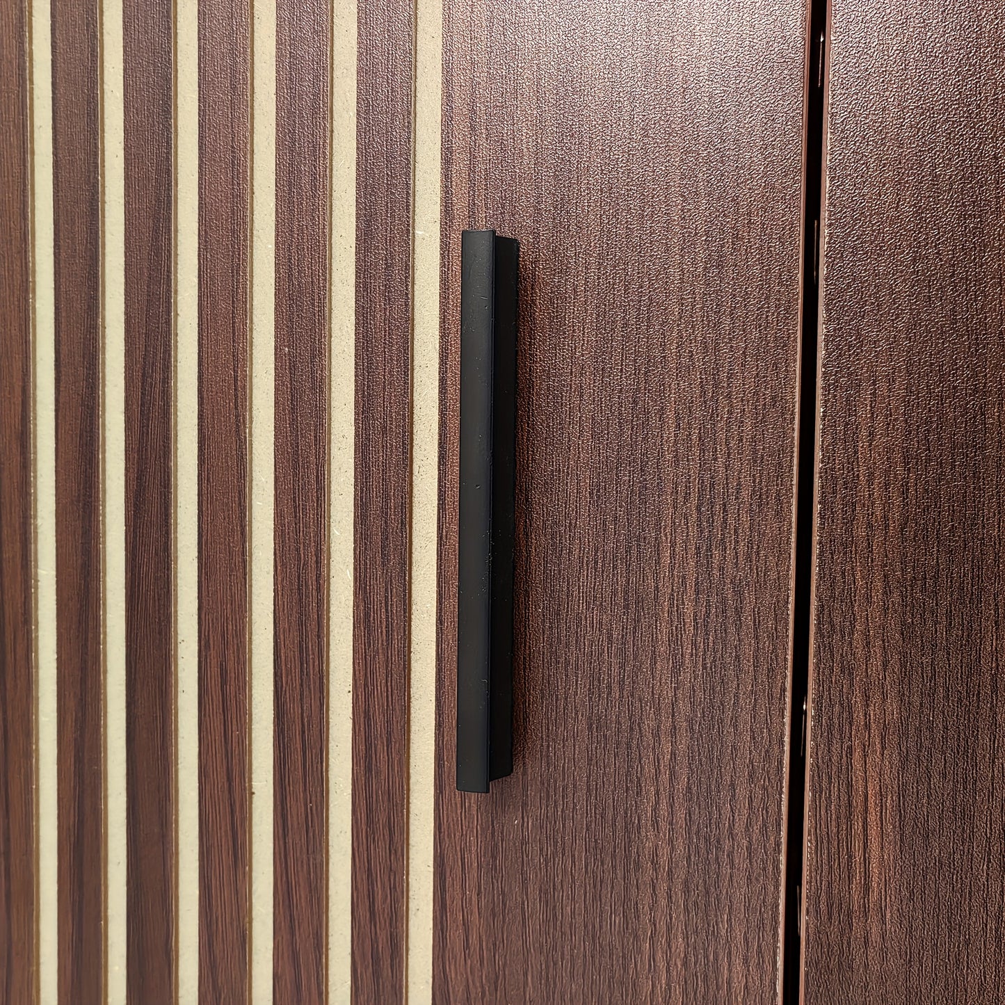 TV Meubel – TV Kast – Lowboard – Dressoir – Entertainment Unit – Hardhout & MDF – Gehard Glas Deuren – Gesneden Reliëf Design
