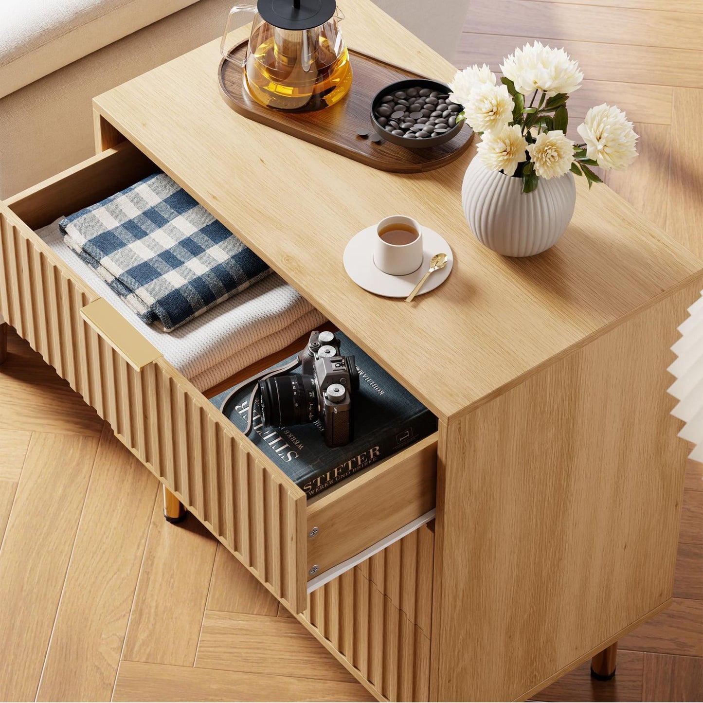 Nachtkastje – Bedside Table – Nachtkast – Opbergkastje – Ladenkast – Mid-Century Modern Design – Natuurlijk Eikenhout – 3 Ruime Lades – Compact 70x40x75 cm