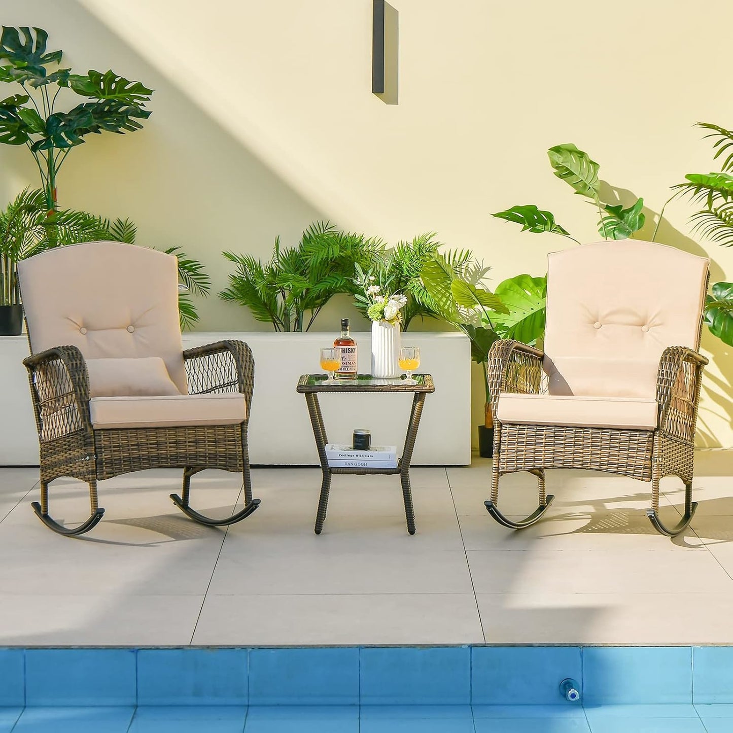 3-delige Tuin Schommelstoel Set – Buitenschommel Stoel – Lounge Stoel – Relaxstoel – Balkonmeubel – Handgeweven PE Rattan – Gehard Glas Tafel – Comfortabele Kussens – Veilig Schommelontwerp Beige