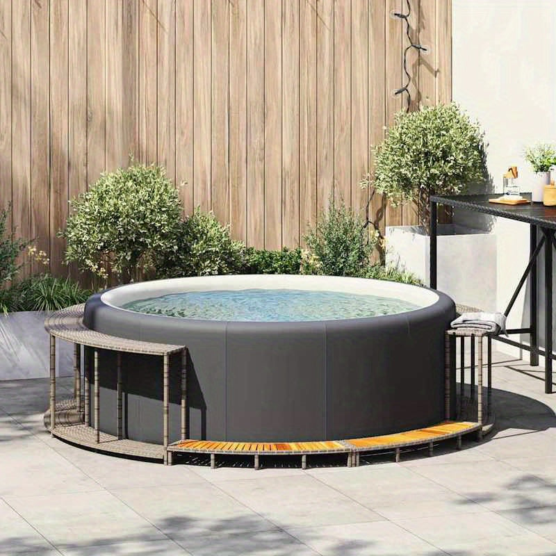 Hot Tub Omkasting – Badkuip Accessoires – Zwembad Trap – Opbergoplossing – Hottub Omranding – Grijs Poly Rattan – Houten Treden – Duurzaam Materiaal – Ruime Opbergruimte
