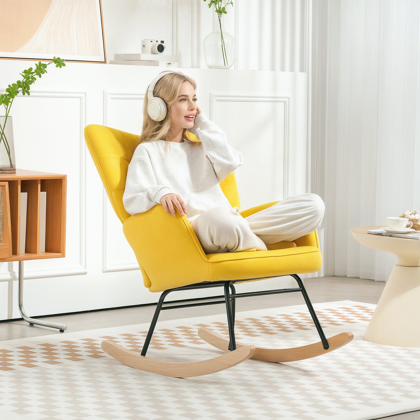 Schommelstoel – Rocking Chair – Wiegstoel – Relaxstoel – Voedingsstoel – Fluweel Bekleding – Stalen Frame Met Massief Houten Poten – Geel