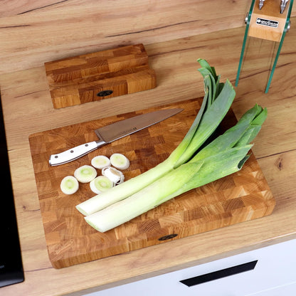 B4K® Snijplank met standaard van eikenhout, 45 × 30 × 4 cm, massief hakblok, antibacteriële hersenhouten plank met handgrepen en siliconen voeten, perfect voor keuken, vlees en barbecue