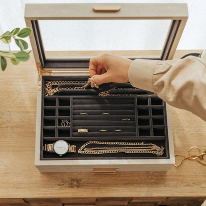 CASE ELEGANCE - Grote 3 Tier Sieraden Box, Opbergkoffer Organizer voor Vrouwen, Glazen Deksel voor Oorbellen Armbanden Ringen Kettingen, Vegan Leer, Fluwelen Gevoerde Sieraden Doos, Messing Hardware