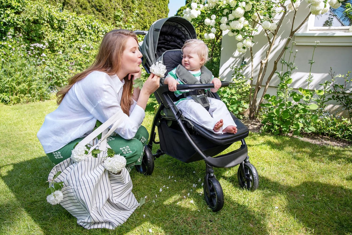 MoMi Miya EVA, kinderbuggy vanaf de 6e maand (tot 22 kg), verstelbare 5-punts veiligheidsgordel, boodschappenmand, voetenzak, bekerhouder, regenbescherming en insectenbescherming