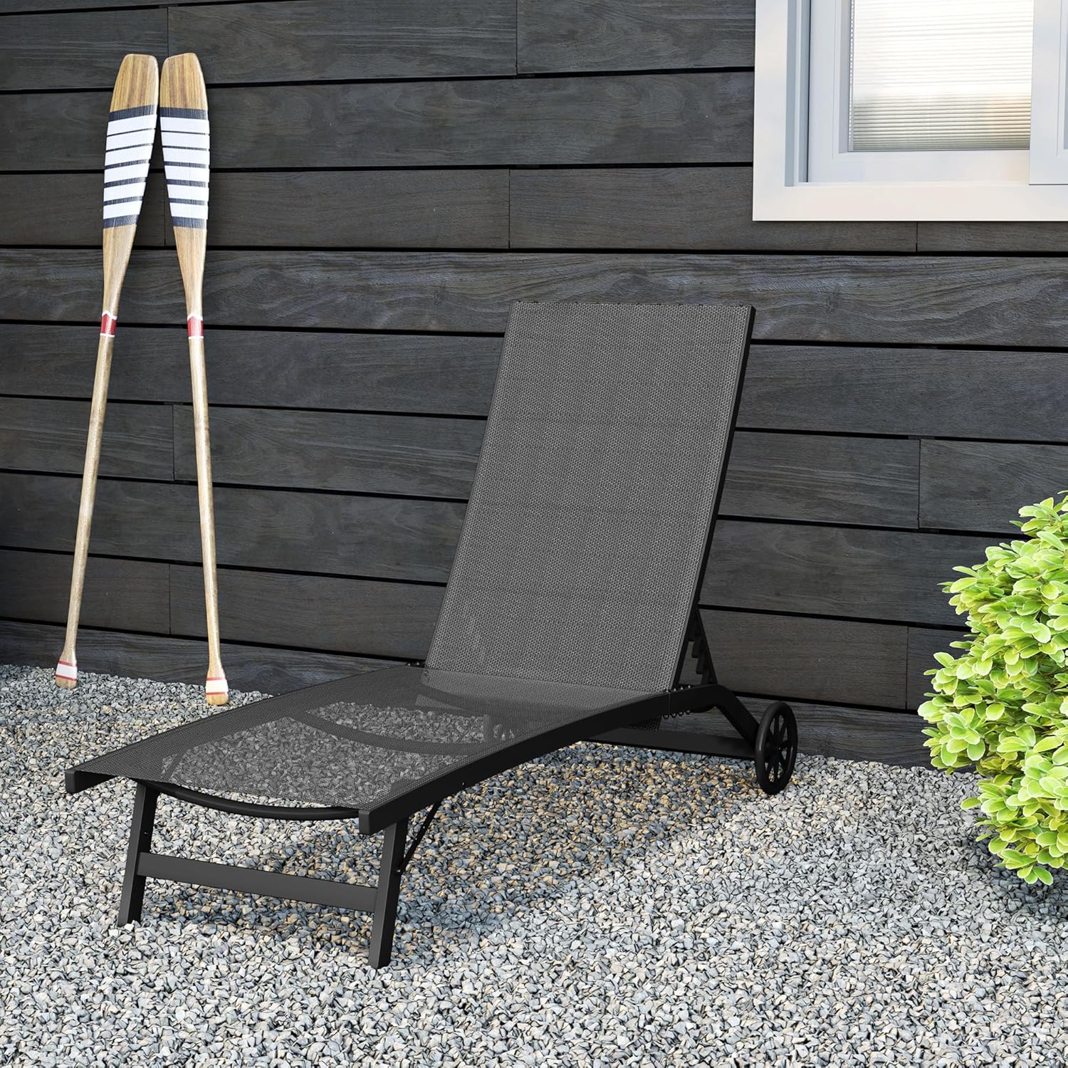 Outsunny Sonnenliege mit Rolle, Gartenliege Alu Liegestuhl mit 5-Fach verstellbare Rückenlehne, wetterfeste Campingliege, Gartenstuhl bis 150 kg load bar, für Garten Urlaub Strand Pool, Schwarz - QUORE