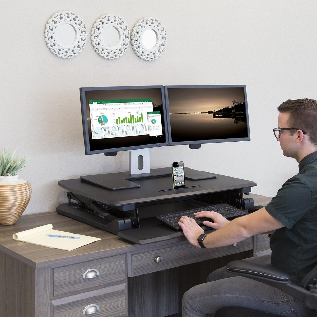 Seville Classics In hoogte verstelbaar tot 19,1 inch dubbele monitorverhoger met toetsenbordlade en smartphone/tablet-standaard, aluminium, zwart, 90 cm x 59 cm
