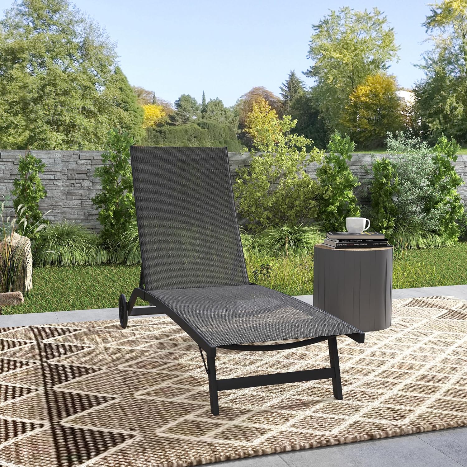 Outsunny Sonnenliege mit Rolle, Gartenliege Alu Liegestuhl mit 5-Fach verstellbare Rückenlehne, wetterfeste Campingliege, Gartenstuhl bis 150 kg load bar, für Garten Urlaub Strand Pool, Schwarz - QUORE