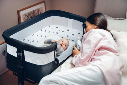 Momi Revo Multifunctionele bijzet- en kinderbed, 6-traps in hoogte verstelbaar van 72 tot 82 cm, met wielen, incl. matras, bevestigingsriemen, insectenbescherming en beugel met speelgoed