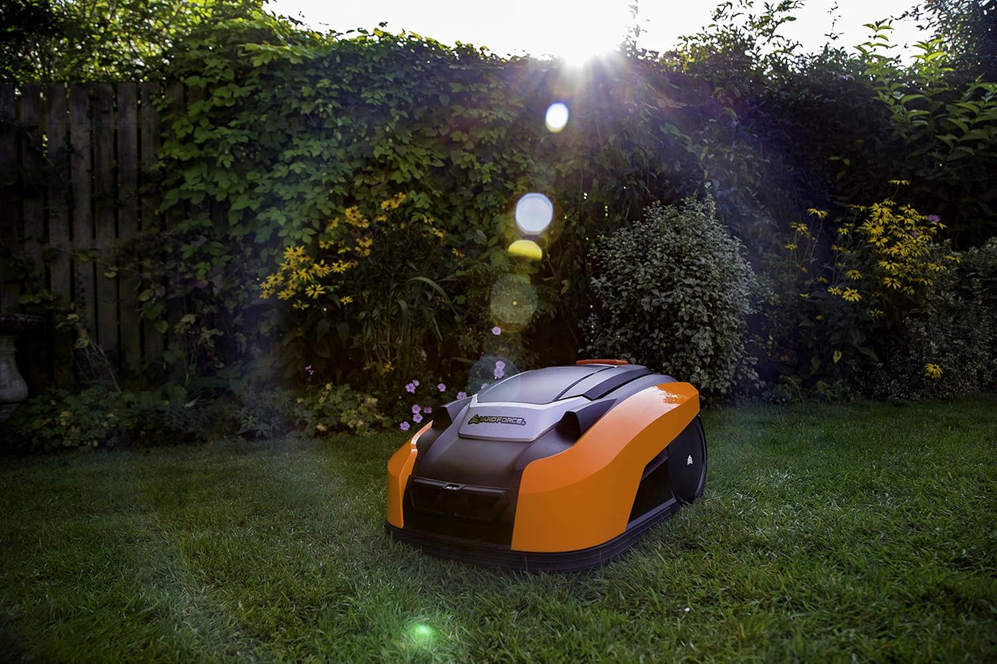 Yard Force YardForce X100i Robotmaaier met app-bediening, zelfrijdende grasmaaier, robot met multizone-programma, accu gazonrobot voor maximaal 1000 m² gazon en 40% helling, 28 V, zwart/oranje