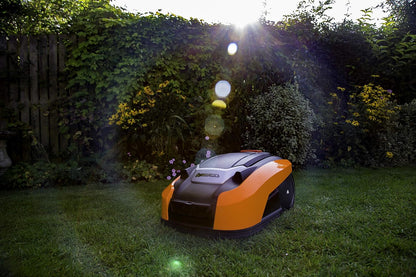 Yard Force YardForce X100i Robotmaaier met app-bediening, zelfrijdende grasmaaier, robot met multizone-programma, accu gazonrobot voor maximaal 1000 m² gazon en 40% helling, 28 V, zwart/oranje