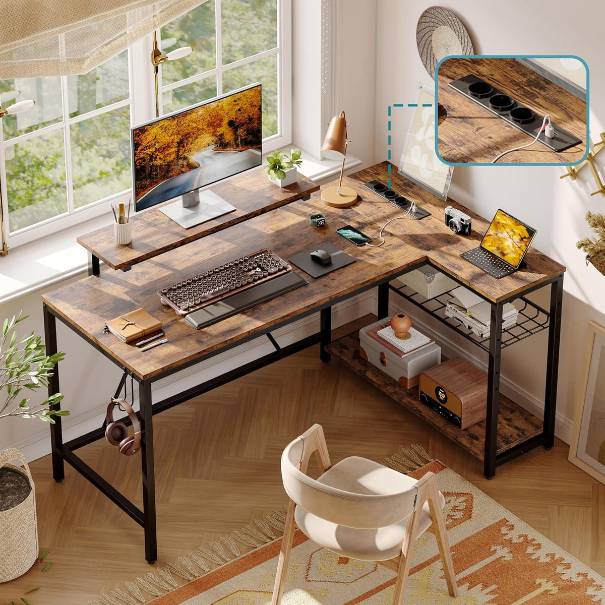 Bestier L-vormig hoekbureau met stopcontacten en ledverlichting, omkeerbare computertafel met planken en haken, compact bureau voor thuiskantoor (houtnerfbruin, 132 cm)