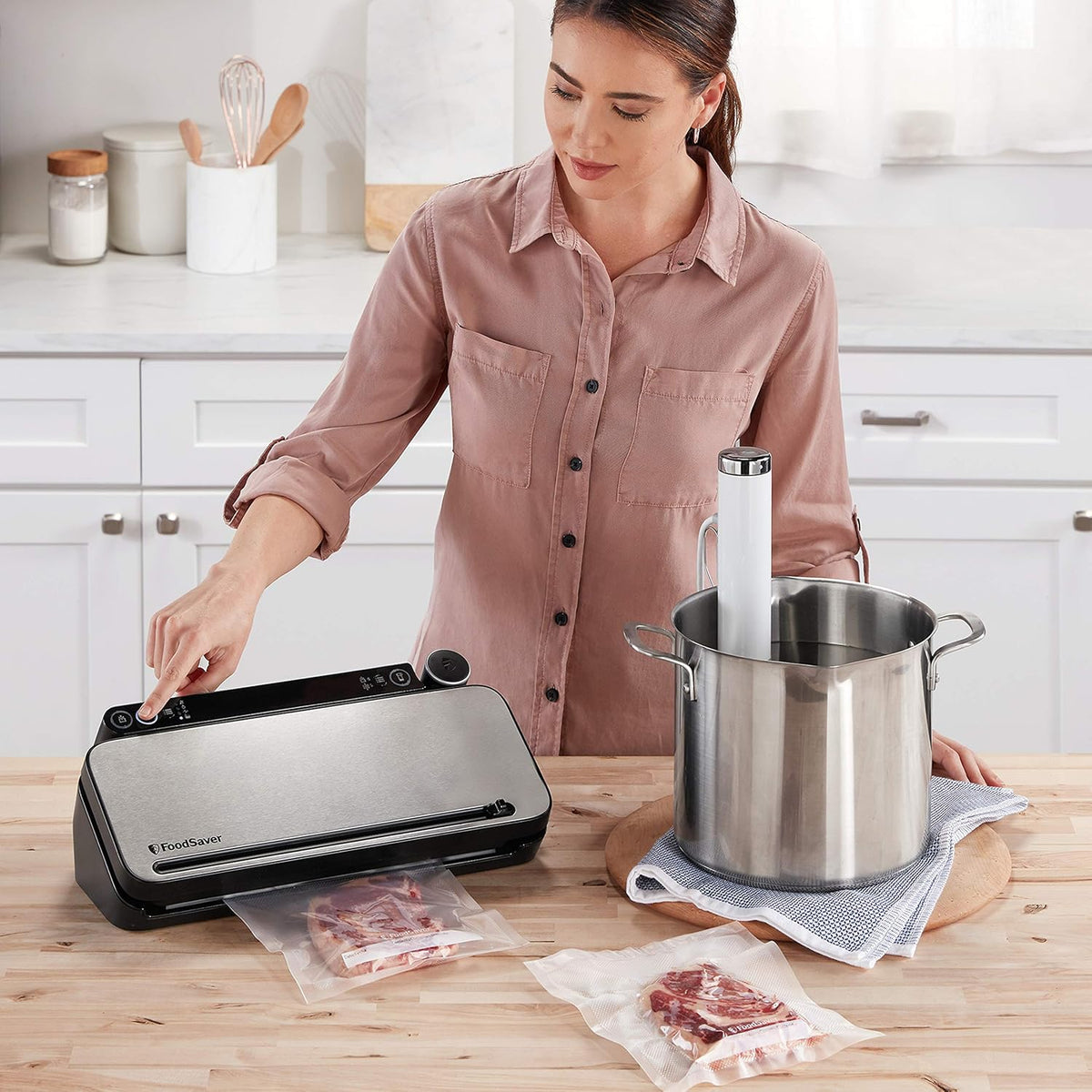 FoodSaver Vacuümmachine voor levensmiddelen, multifunctioneel opbergsysteem voor levensmiddelen met draagbare handaccessoires, 1 rol, 4 vacuümzakken en 4 zakken met ritssluiting [VS3190X]