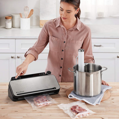 FoodSaver Vacuümmachine voor levensmiddelen, multifunctioneel opbergsysteem voor levensmiddelen met draagbare handaccessoires, 1 rol, 4 vacuümzakken en 4 zakken met ritssluiting [VS3190X]