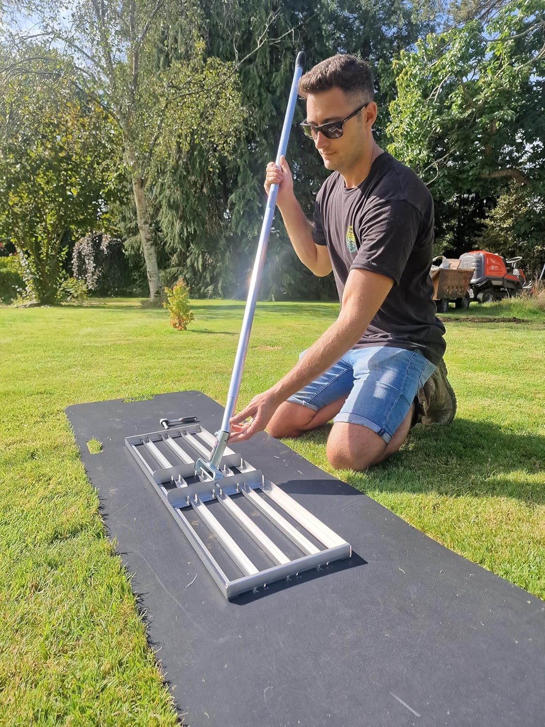 British Manufacturing Solutions 46" wide Stainless Steel Levelawn Lute: Premium leveling rake for top dressing, sowing, sowing/sand. Luxury full-length heavy-duty aluminum handle. (46" wide) - QUORE
