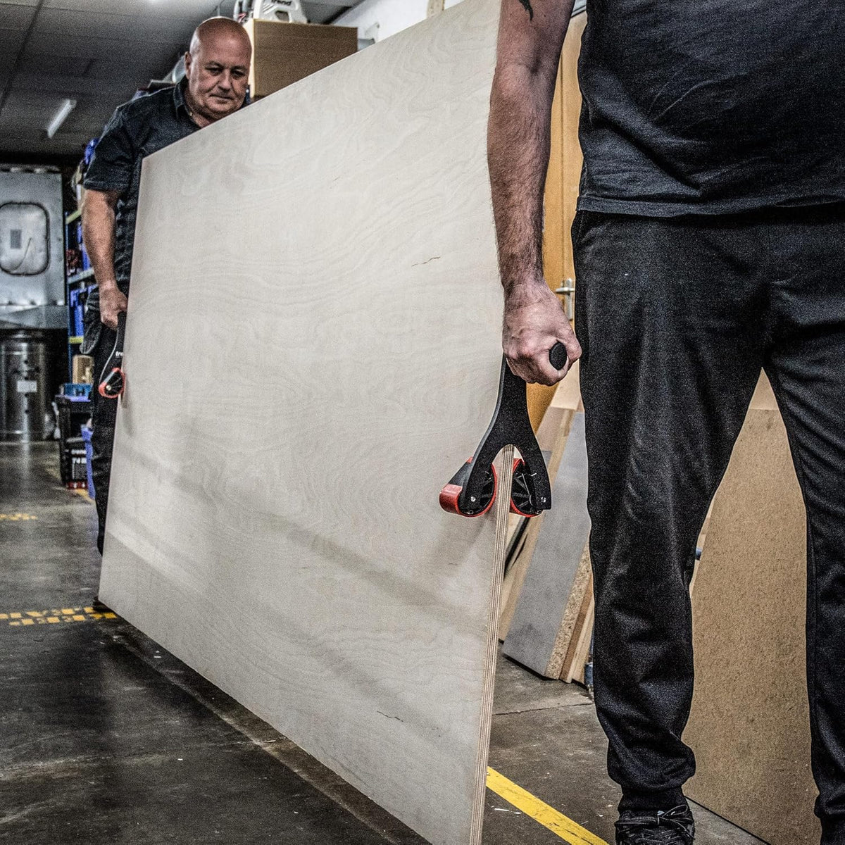 Trend Plaatdrager set voor deuren, werkbladen en plaatmateriaal, paar zelfinstellende tilhulpen voor materialen tot 65 mm dik, draagvermogen 75 kg per stuk, antislip rubberen bekken, P/CARRIER/2