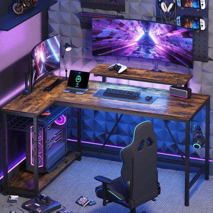 Bestier L-vormig hoekbureau met stopcontacten en ledverlichting, omkeerbare computertafel met planken en haken, compact bureau voor thuiskantoor (houtnerfbruin, 132 cm)