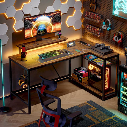 Bestier L-vormig hoekbureau met stopcontacten en ledverlichting, omkeerbare computertafel met planken en haken, compact bureau voor thuiskantoor (houtnerfbruin, 132 cm)