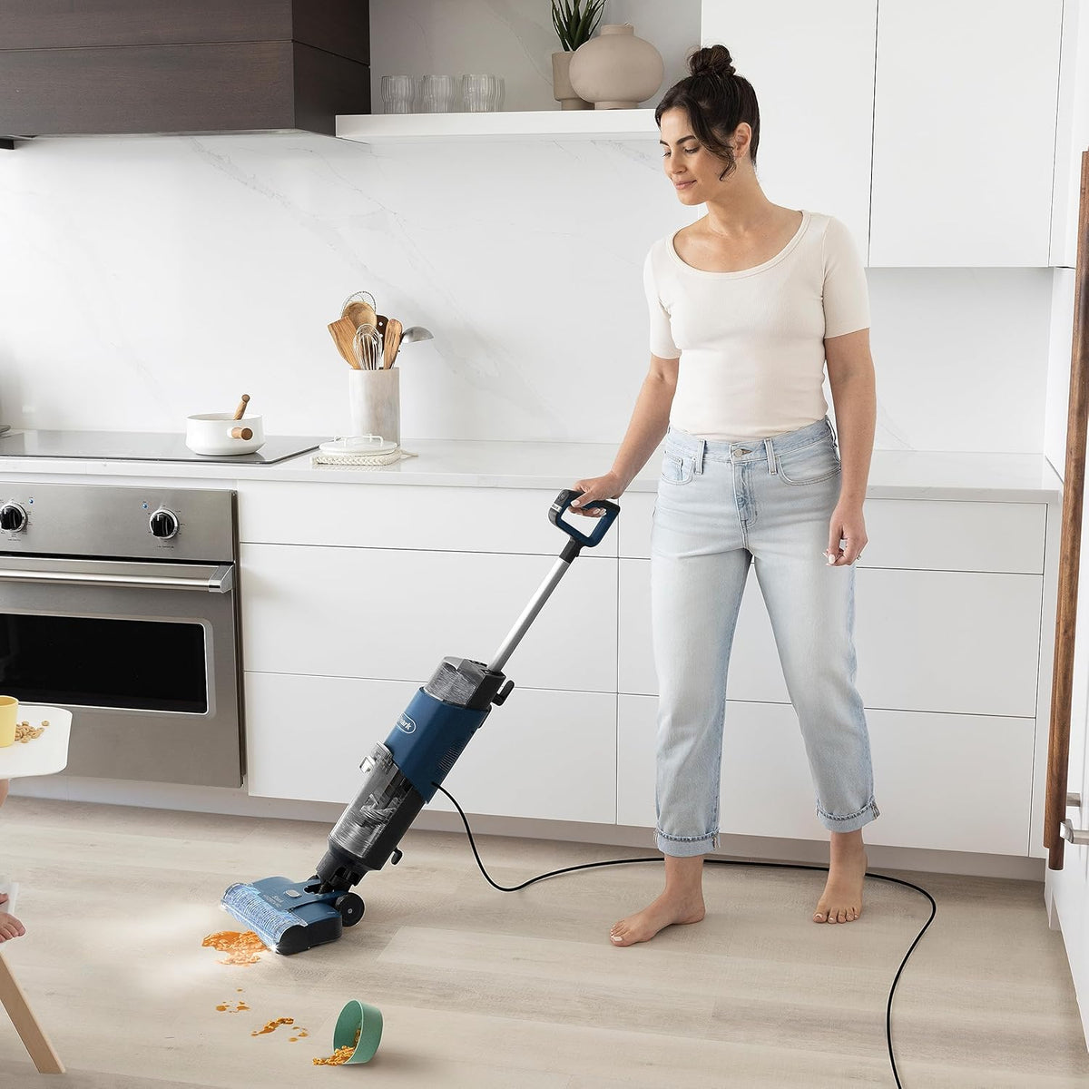 Shark HydroVac Vloerreiniger met Snoer, Antimicrobiële Borstelrol, Geur-Neutraliserende Multi-Oppervlakte Oplossing & 7,6m Snoer, Zelfreinigend, Zuigt & Dweilt Natte & Droge Vlekken, Blauw WD100EU