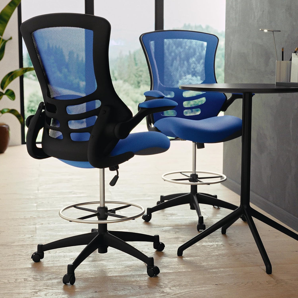 Flash Furniture Tekenstoel met middelhoge rugleuning, ergonomische bureaustoel met opklapbare armleuningen en verstelbare voetring, perfect voor thuiskantoor, blauw