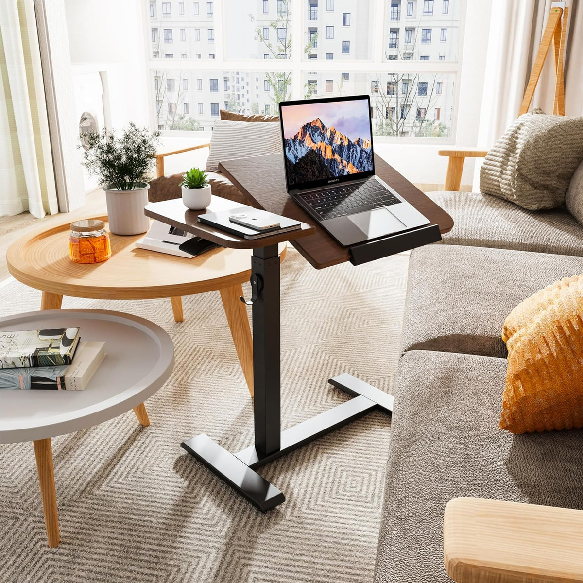 ETHU Overbedtafel met in hoogte verstelbaar, 67-101 cm pneumatische lift mobiel bureau met wielen, 20 kg laadvermogen, rollend laptopbureau voor nachtkastje, bank en thuiskantoor (donkerbruin)