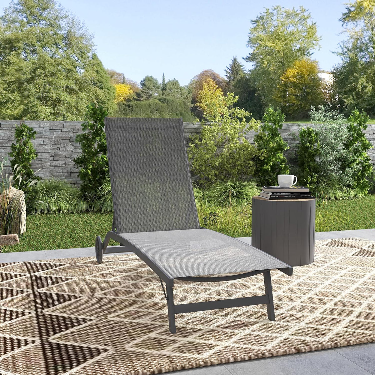 Outsunny Sonnenliege mit Rolle, Gartenliege Alu Liegestuhl mit 5-Fach verstellbare Rückenlehne, wetterfeste Campingliege, Gartenstuhl bis 150 kg load bar, für Garten Urlaub Strand Pool, Dunkelgrau - QUORE