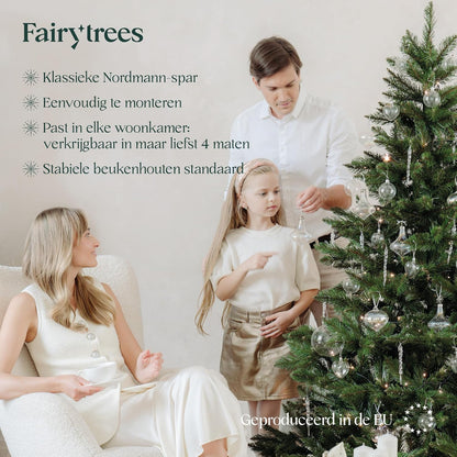 FairyTrees Kunstkerstboom – Nordmann, 180 cm, Realistische PVC-naalden, Handgemaakte essenhouten standaard, Made in EU.