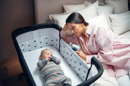 Momi Revo Multifunctionele bijzet- en kinderbed, 6-traps in hoogte verstelbaar van 72 tot 82 cm, met wielen, incl. matras, bevestigingsriemen, insectenbescherming en beugel met speelgoed