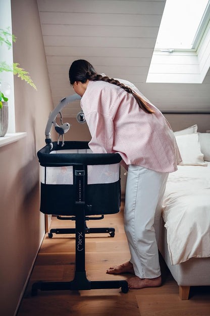 Momi Revo Multifunctionele bijzet- en kinderbed, 6-traps in hoogte verstelbaar van 72 tot 82 cm, met wielen, incl. matras, bevestigingsriemen, insectenbescherming en beugel met speelgoed