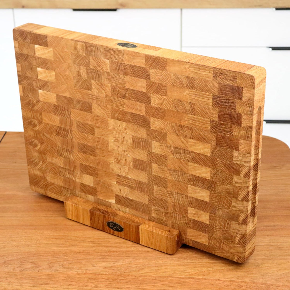 B4K® Snijplank met standaard van eikenhout, 45 × 30 × 4 cm, massief hakblok, antibacteriële hersenhouten plank met handgrepen en siliconen voeten, perfect voor keuken, vlees en barbecue