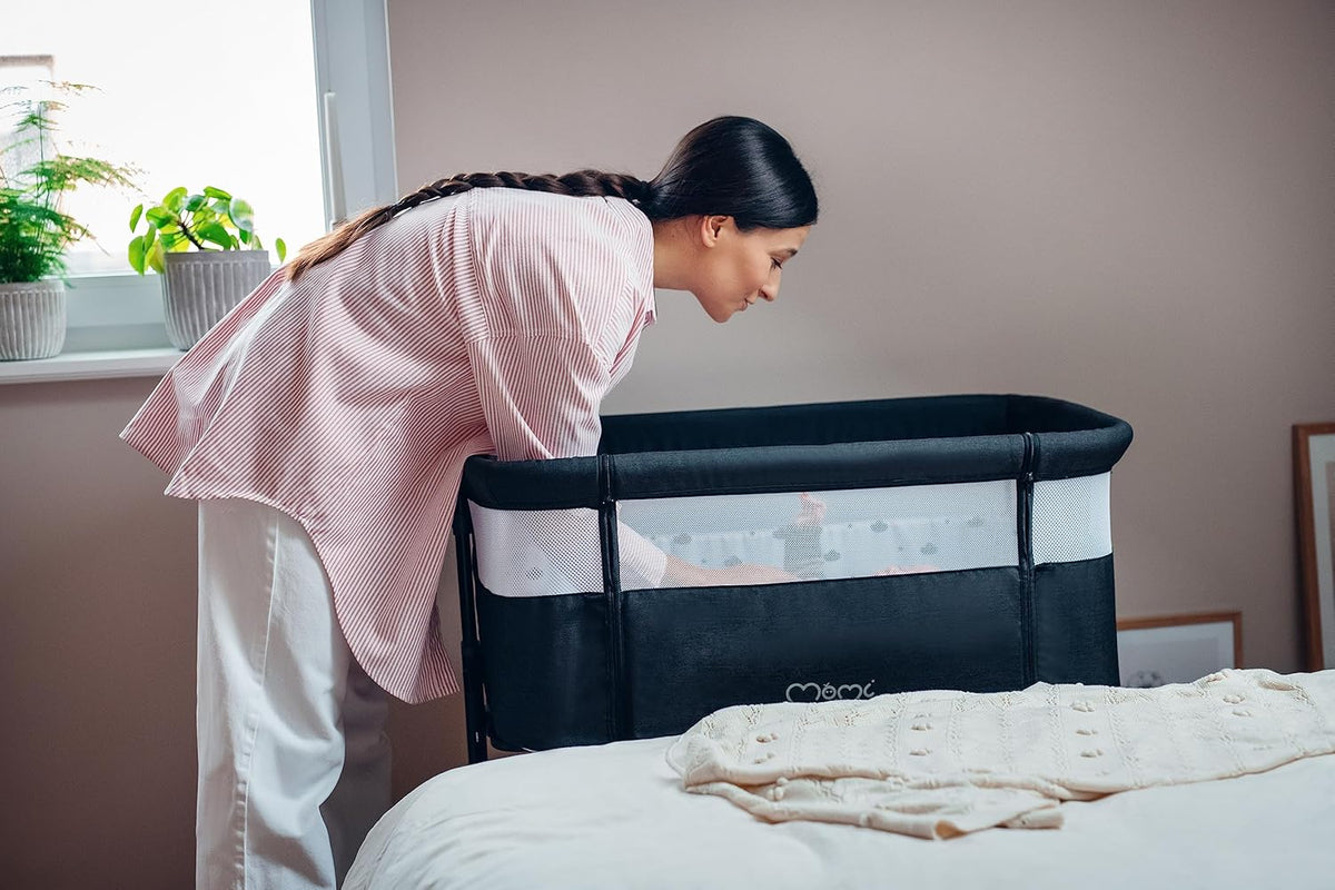 Momi Revo Multifunctionele bijzet- en kinderbed, 6-traps in hoogte verstelbaar van 72 tot 82 cm, met wielen, incl. matras, bevestigingsriemen, insectenbescherming en beugel met speelgoed