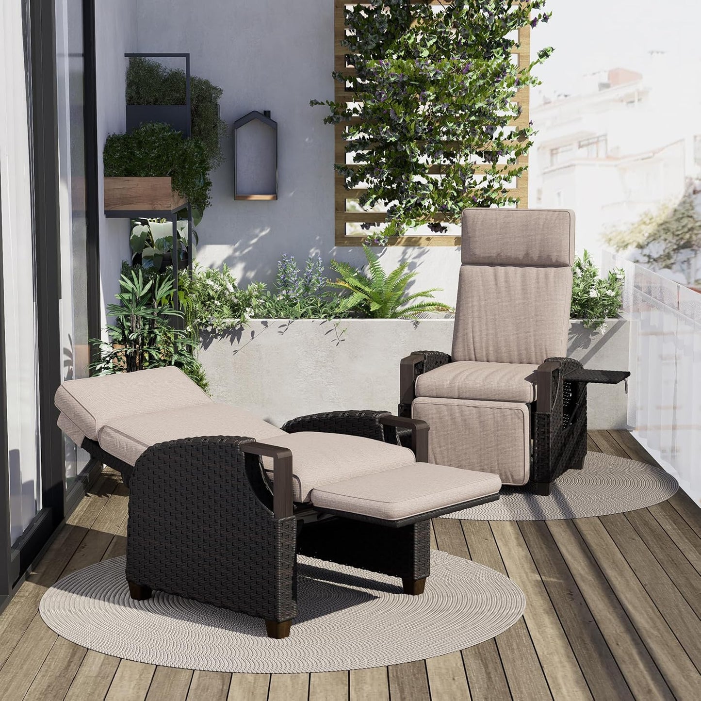 Grand patio Relaxligstoel, ligstoel met zitkussen, armleuningstoel, verstelbare rugleuning, rotan zonneligstoel voor binnen, buiten, donkergrijs -crème zitkussen en bruin rotan - QUORE