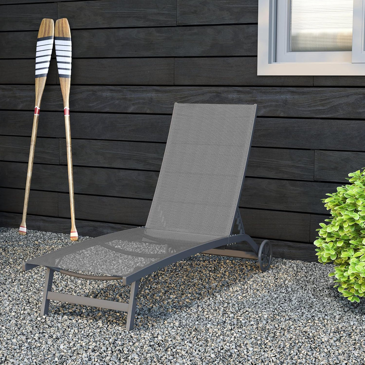 Outsunny Sonnenliege mit Rolle, Gartenliege Alu Liegestuhl mit 5-Fach verstellbare Rückenlehne, wetterfeste Campingliege, Gartenstuhl bis 150 kg load bar, für Garten Urlaub Strand Pool, Dunkelgrau - QUORE