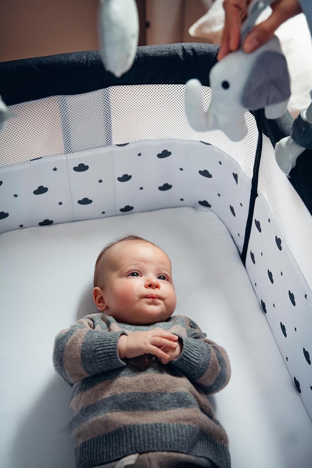 Momi Revo Multifunctionele bijzet- en kinderbed, 6-traps in hoogte verstelbaar van 72 tot 82 cm, met wielen, incl. matras, bevestigingsriemen, insectenbescherming en beugel met speelgoed