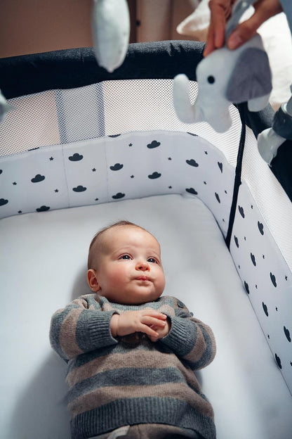 Momi Revo Multifunctionele bijzet- en kinderbed, 6-traps in hoogte verstelbaar van 72 tot 82 cm, met wielen, incl. matras, bevestigingsriemen, insectenbescherming en beugel met speelgoed