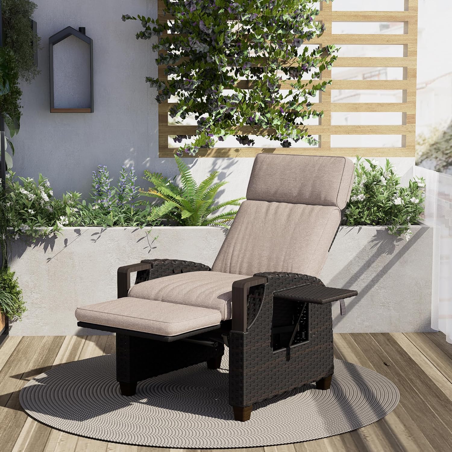 Grand patio Relaxligstoel, ligstoel met zitkussen, armleuningstoel, verstelbare rugleuning, rotan zonneligstoel voor binnen, buiten, donkergrijs -crème zitkussen en bruin rotan - QUORE
