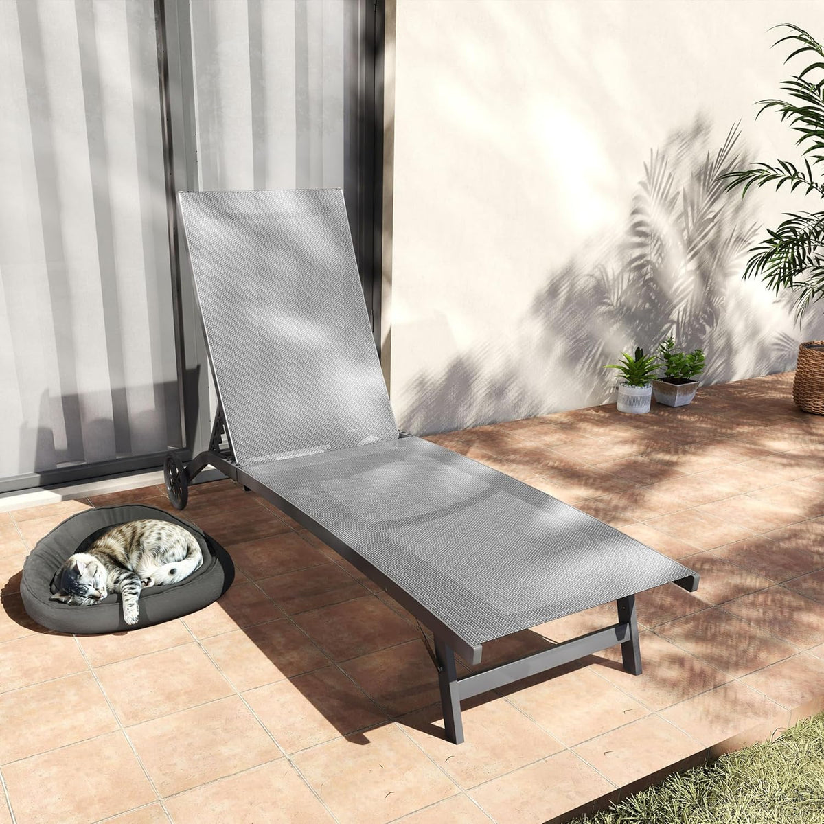 Outsunny Sonnenliege mit Rolle, Gartenliege Alu Liegestuhl mit 5-Fach verstellbare Rückenlehne, wetterfeste Campingliege, Gartenstuhl bis 150 kg load bar, für Garten Urlaub Strand Pool, Dunkelgrau - QUORE