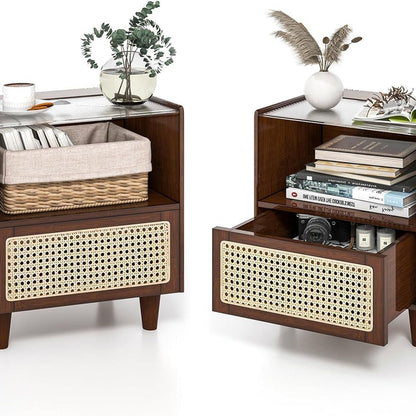 Bamboe Nachtkastje – Bedside Table – Nachtconsole – Slaapkamerkastje – Dressoir – Rieten Lade – Glasbladt – 43 x 35 x 50 cm – Verborgen Kabelopslag