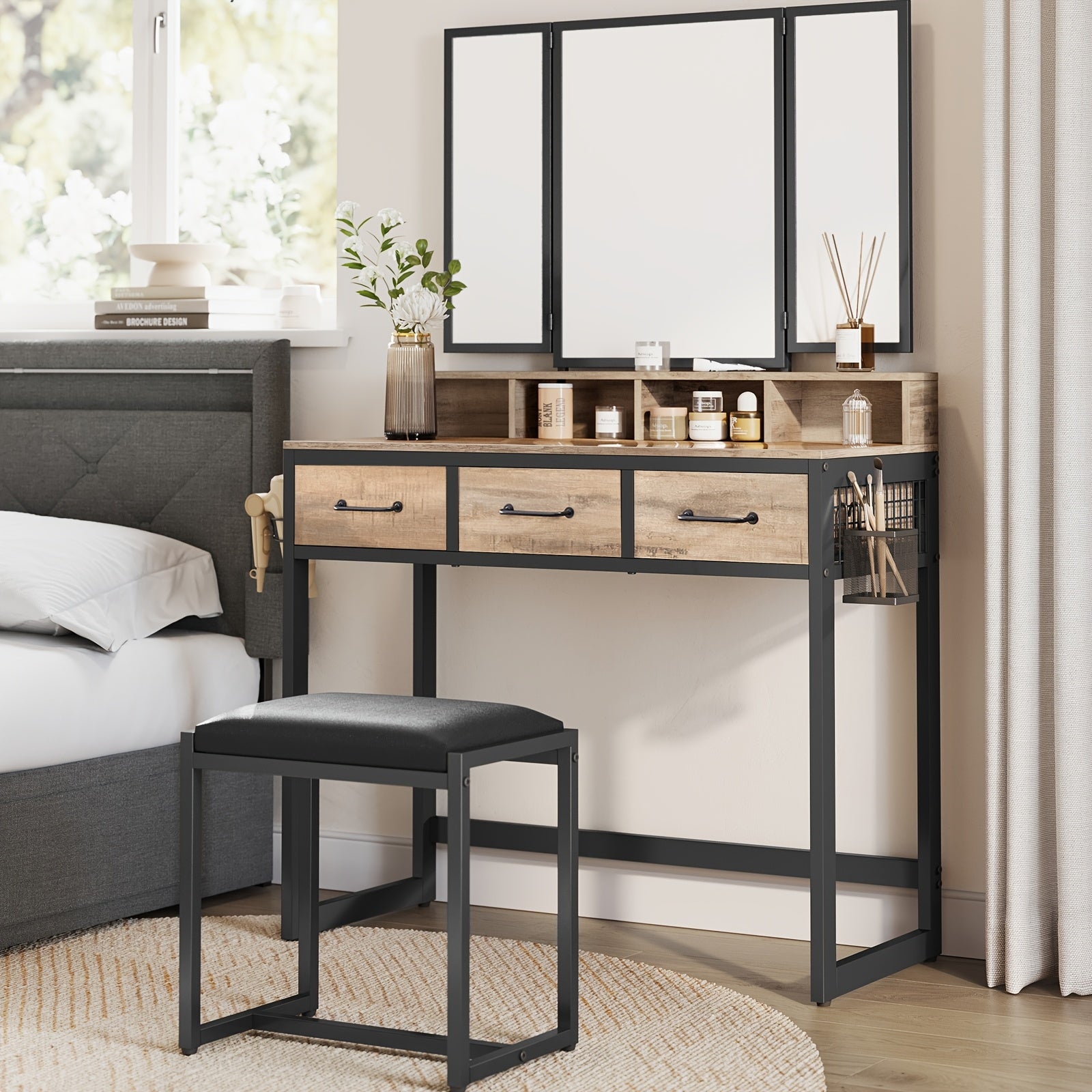 Kaptafel – Make-up Tafel – Cosmetische Tafel – Opmaaktafel – Visagie Tafel – Donker Hout & Zwarte Poten – 3 Laden en Driedelige Spiegel – Ingebouwde Haardrogerhouder – Met Krukje – Ruimtebesparend Design - QUORE