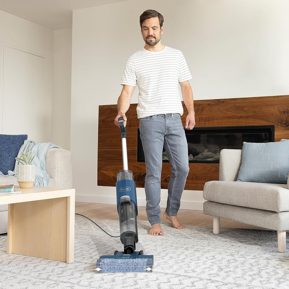 Shark HydroVac Vloerreiniger met Snoer, Antimicrobiële Borstelrol, Geur-Neutraliserende Multi-Oppervlakte Oplossing & 7,6m Snoer, Zelfreinigend, Zuigt & Dweilt Natte & Droge Vlekken, Blauw WD100EU