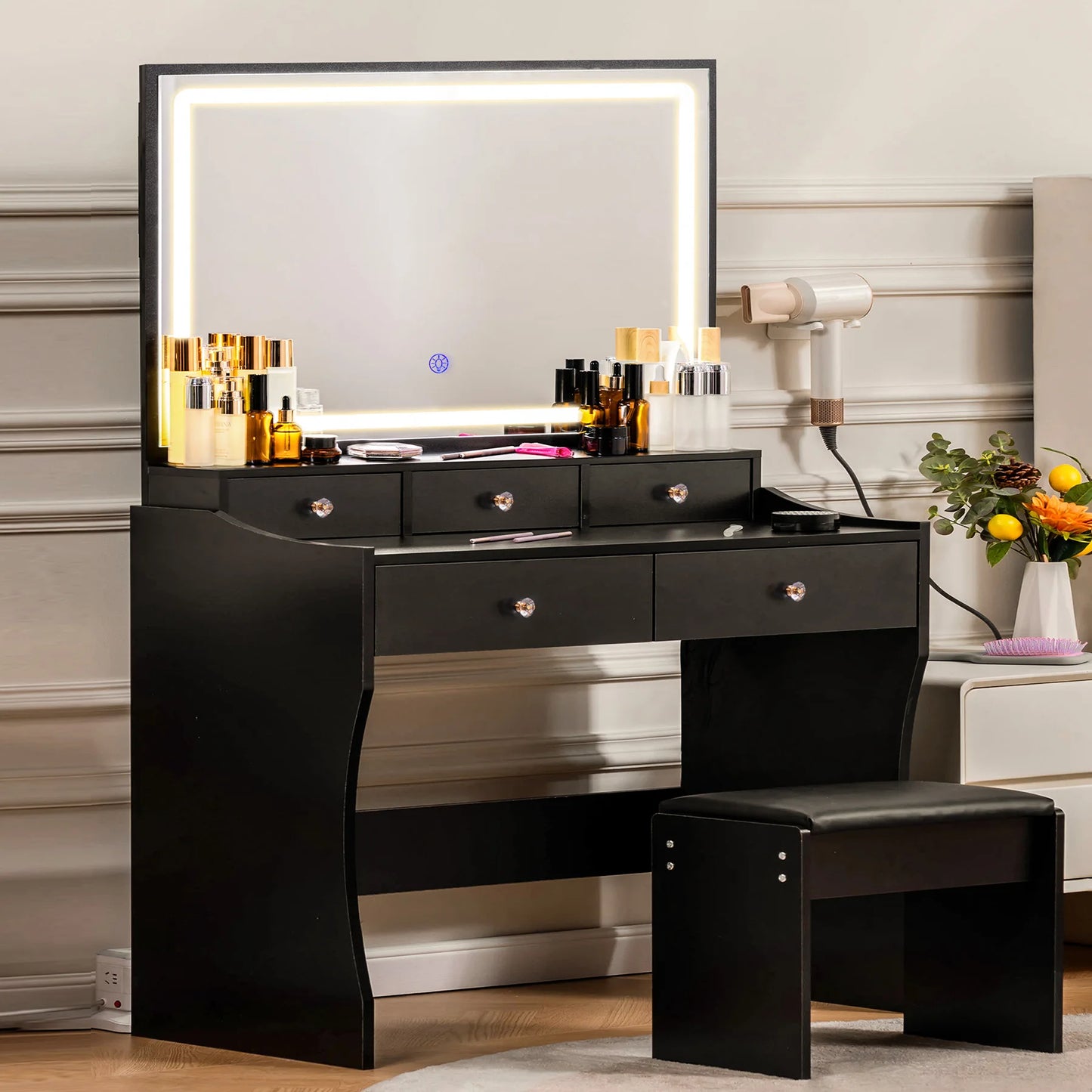 Kaptafel – Make-uptafel – Visagietafel – Dressoir – Schminktafel – Met 5 Lades – Verstelbare LED-Verlichting – Ingebouwde Stopcontacten en USB-poorten – Inclusief Kruk – Compact Design 40x80x135 cm