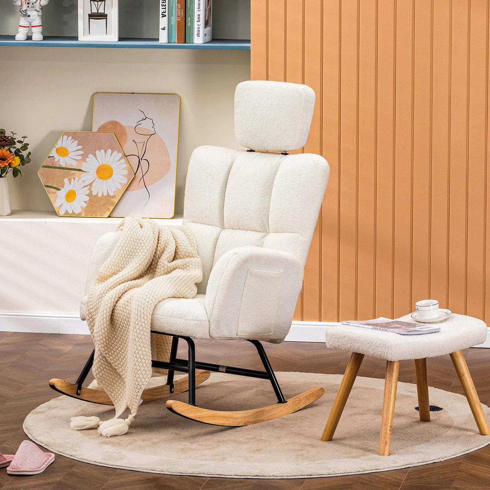 Schommelstoel – Schommelstoel Voor Binnen – Relaxstoel – Woonkamerstoel – Kinderkamerstoel – Ergonomisch Design – Metalen Frame - Beige met Hocker - QUORE