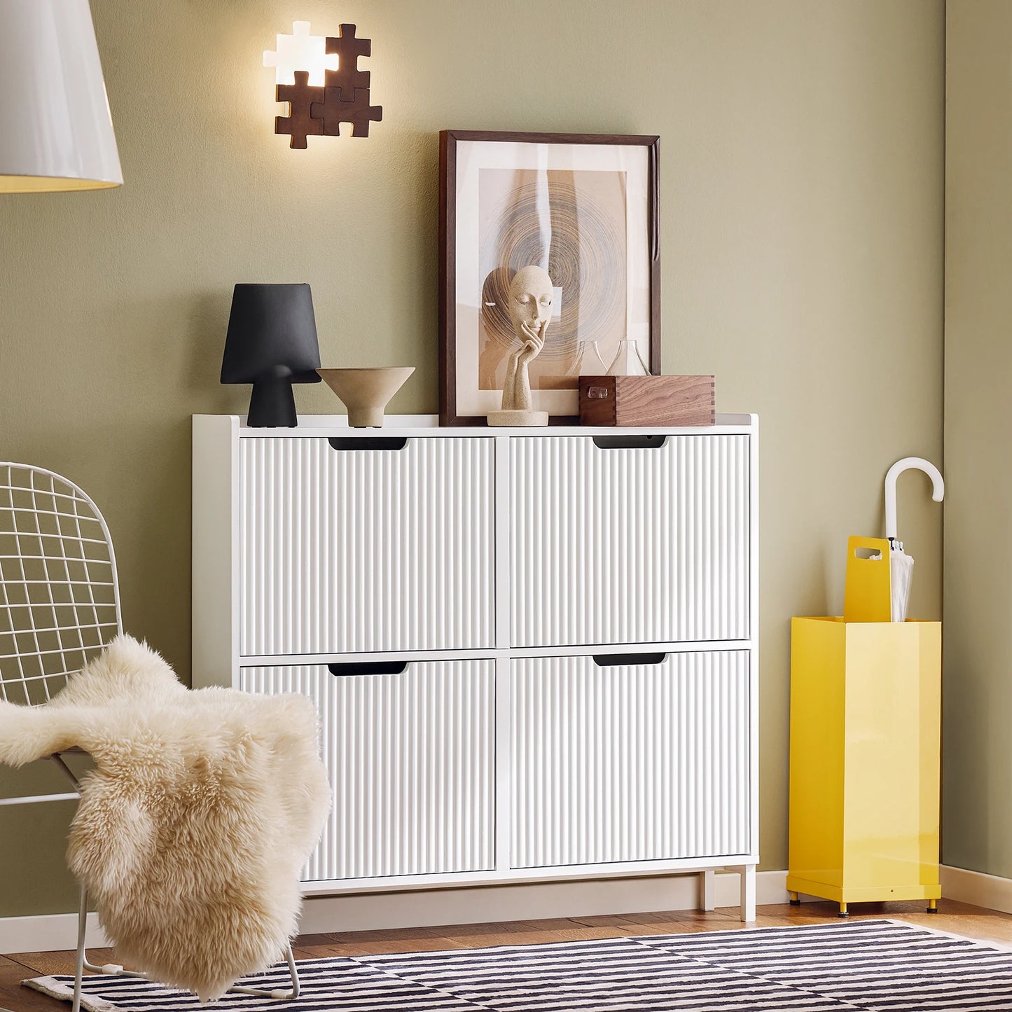 Schoenenkast – Schoenenrek – Schoenenopberger – Schoenenkast met kleppen – Smal ontwerp – MDF en metaal – 4 kleppen – Compact 100x91x19 cm - QUORE