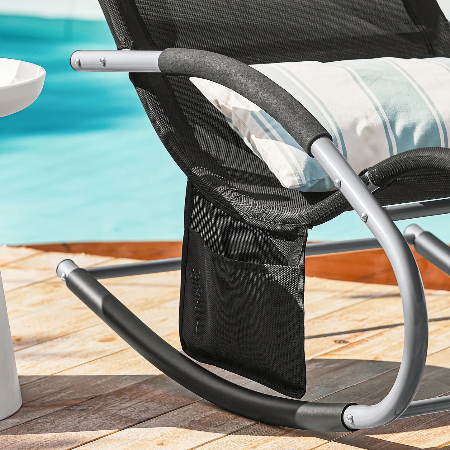 Tuinligstoel – Ligbed – Strandstoel – Relaxstoel – Tuinstoel – Bruin – Ergonomisch Comfort Met Kussen – Weerbestendig Met Zijvakken