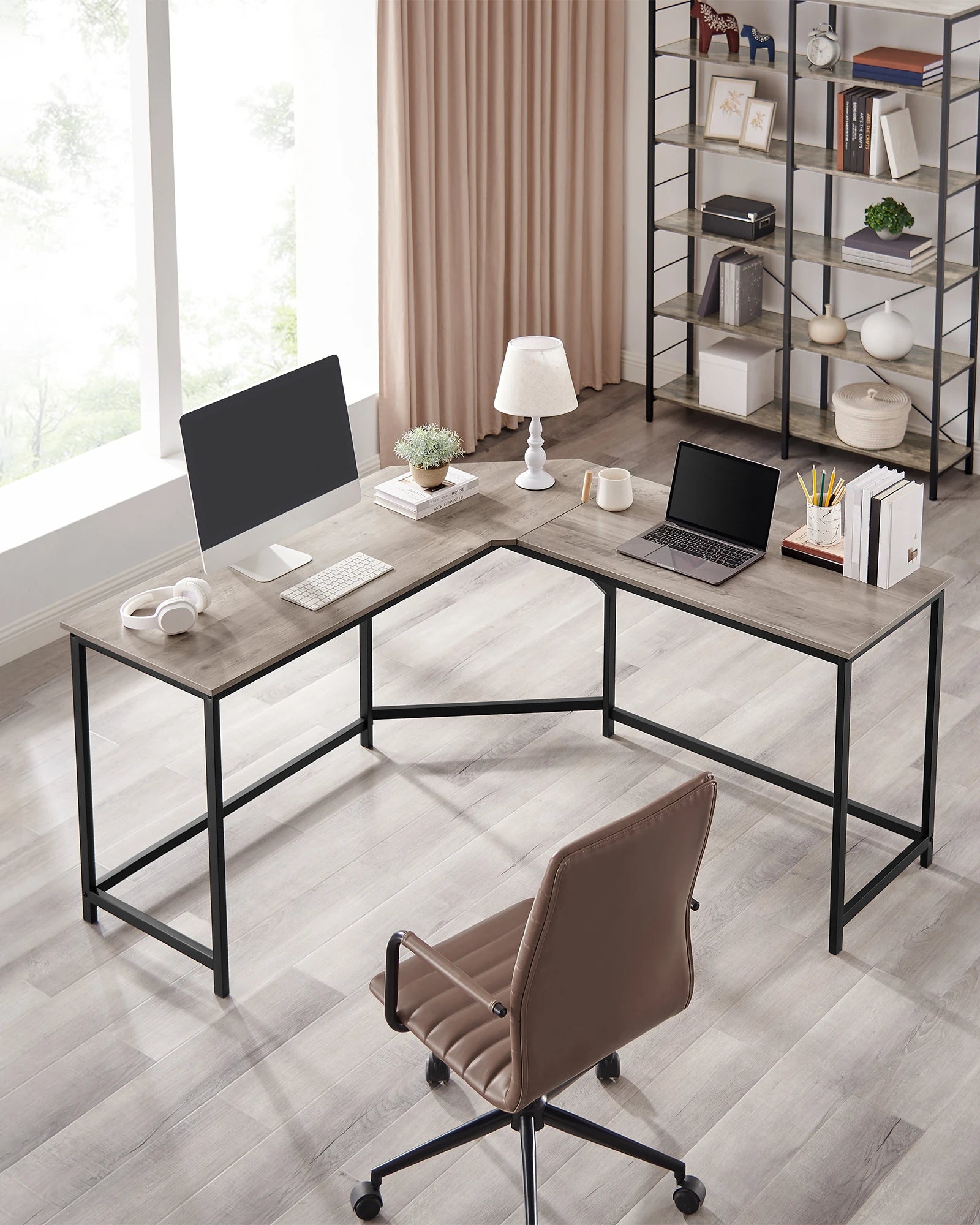 Computer Bureau - L-Vorm - Hoekbureau - Gaming Tafel - Computer Tafel - 149x149x75cm - Stabiel Bureau - Verstelbare Poten - 2 Open Planken - Donker Kaki - QUORE